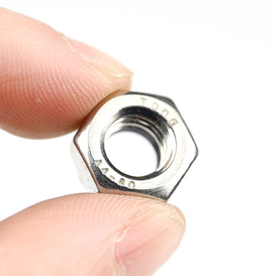 Noix hexagonale auto-verrouillable M8 1,25 mm avec options