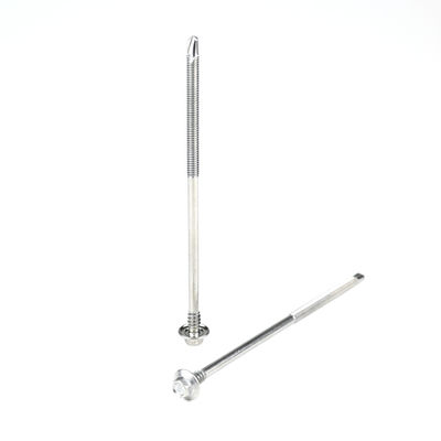 Des vis métriques de forage automatique 5,5 x 140 mm, parfaitement adaptées au panneau sandwich en laine de roche.
