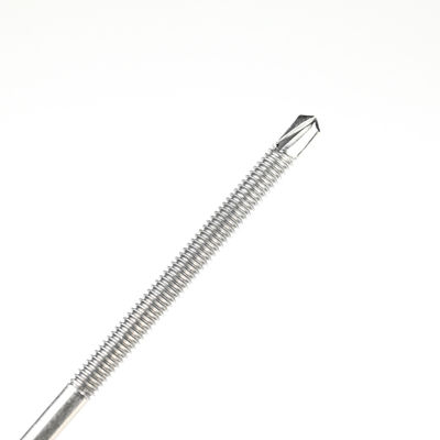 Des vis métriques de forage automatique 5,5 x 140 mm, parfaitement adaptées au panneau sandwich en laine de roche.