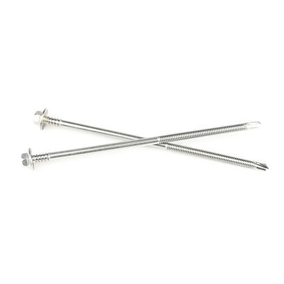 Des vis métriques de forage automatique 5,5 x 140 mm, parfaitement adaptées au panneau sandwich en laine de roche.